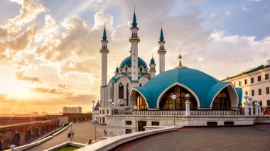 Kazan Kremlin 'deki Kul Şerif camii gün batımında, Tataristan, Rusya. İslami mimarinin güneşli manzarası, Kazan 'ın ünlü turistik cazibesi. Kazan şehir merkezinde güzel bir dönüm noktası. Seyahat kavramı.
