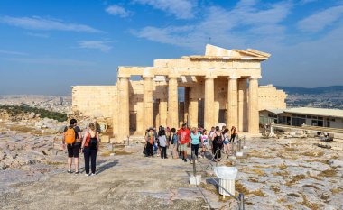 Atina - 8 Mayıs 2018: İnsanlar Atina 'nın ünlü Akropolünü ziyaret etti. Antik Yunan Propilaea manzarası. Akropolis Atina 'nın bir numaralı turistik ilgi odağı. Eski Atina 'da seyahat ve tatil kavramı.