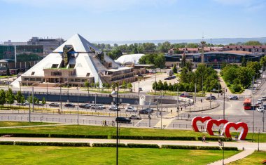 Kazan, Rusya - 16 Haziran 2021: Kazan Panoraması, Tataristan. Kremlin yakınlarındaki Moskovskaya Caddesi 'ndeki Piramida restoranının manzarası. Kazan şehir merkezinin manzarası. Güneşli bir günde gökyüzü. 