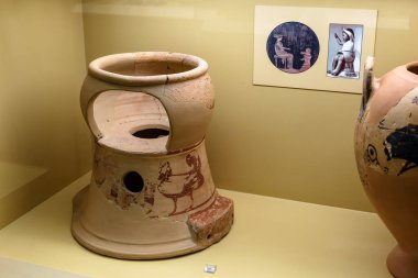 Atina - 9 Mayıs 2018: Yunanistan 'daki Ulusal Arkeoloji Müzesi' nde çocuk tuvaleti. Antik Yunan seramik bebek tuvalet sandalyesi. Antika bebek lazımlık boyalı hayvanlar. Çocuklar ve tarih konsepti için WC eğitimi.