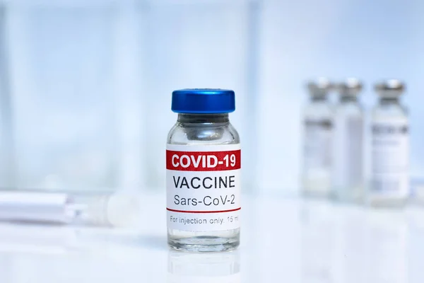 Вакцина Вируса Короны Белом Столе Флакон Вакциной Covid Размытом Фоне — стоковое фото