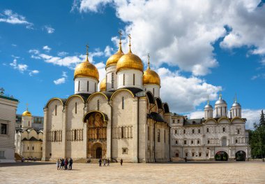 Moskova - 2 Haziran 2021: Moskova Kremlin, Rusya 'daki Dormition Cathedral (Varsayım). Eski Rus Ortodoks kilisesi Moskova 'nın ünlü turistik merkezidir. İnsanlar yazın Katedral Meydanı 'nı ziyaret ediyor. 
