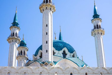 Rusya 'nın Tataristan, Kazan Kremlin kentindeki Kul Şerif camii. Kazan 'ın simgesi. Güzel turistik cazibe, modern İslami mimari Kazan şehir merkezinde mavi gökyüzüne karşı. Seyahat kavramı.
