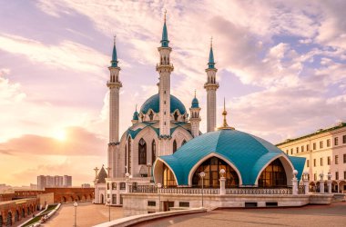 Kul Şerif camii gün batımında, Kazan, Tataristan, Rusya. Kazan Kremlin 'in güneşli manzarası, Kazan' ın simgesi. Ünlü turistik mekan, Kazan şehir merkezinde modern mimari. İslam ve seyahat kavramı.