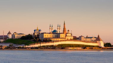 Yazın Kazan Kremlin, Tataristan, Rusya. Kazan 'ın en önemli simgesidir. Gün batımında beyaz kalenin manzara manzarası. Eski Kazan şehrinin tarihi mimarisinin güneşli manzarası. UNESCO Dünya Mirası.