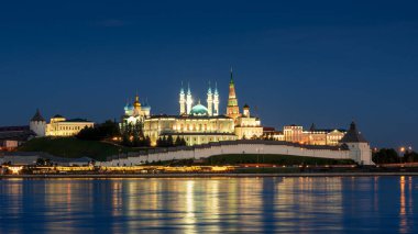 Geceleri Kazan Kremlin, Tataristan, Rusya. Kazan 'ın en önemli simgesidir. Beyaz kale manzarası ve alacakaranlıktaki simgeleri. Eski Kazan şehrinin tarihi mimarisi. UNESCO Dünya Mirası.
