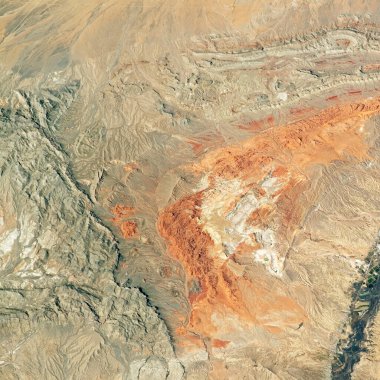 Uydu fotoğrafına çöl konumu, soyut doku arkaplanı olarak Dünya yüzeyinin havadan görünüşü. Doğa şekli, uzaydan alınmış ıssız bir manzara. Bu görüntünün elementleri NASA tarafından desteklenmektedir. 