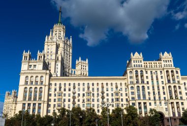 Kotelnicheskaya Embankment, Moskova, Rusya 'daki bina. Bu gökdelen Stalin döneminde Moskova şehir merkezinde inşa edildi, Sovyet tasarımı. Moskova 'nın eski Rus mimarisi, güzel konut kulesi..
