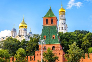 Yazın Moskova Kremlin, Rusya. Moskova 'nın bir numaralı turistik merkezi ve uluslararası dönüm noktası. Kremlin Kulesi 'nin manzarası, arkasında Moskova şehir merkezinde duvar ve katedraller. Seyahat ve tarih.