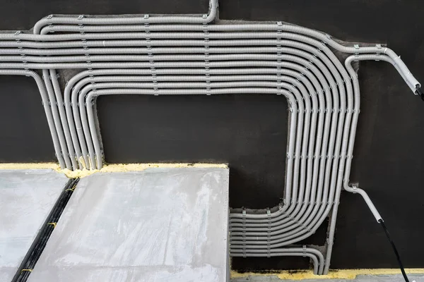 Evin tavanında elektrik kabloları ve borular var. Modern plastik hortumlar ve kablolu kanallar. Profesyonel işten sonra PVC kablo boruları hattı. Ev ya da fabrika iç dekorasyonu