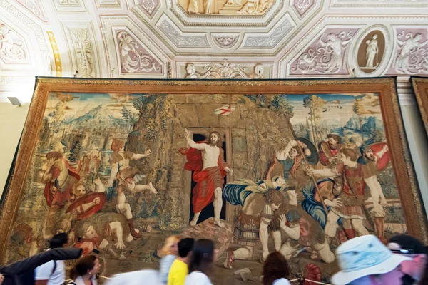 Turistas passam por uma das galerias do Museu do Vaticano — Fotografia de Stock