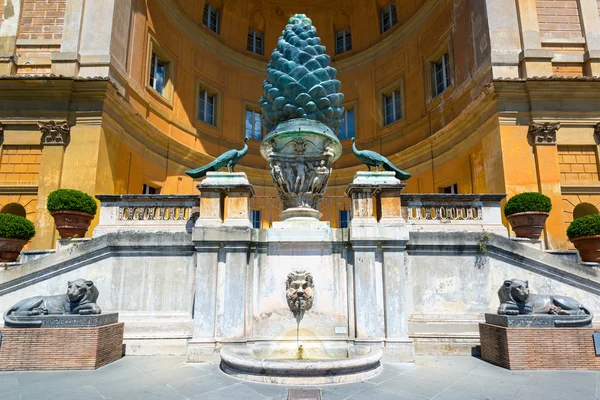 Fontana della pigna ve Vatikánu, Řím — Stock fotografie