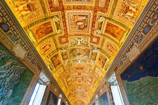 The ceiling in the Geographic gallery of the Vatican Museums. — Stock Photo, Image