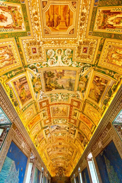 The ceiling in the Geographic gallery of the Vatican Museums — Stock Photo, Image