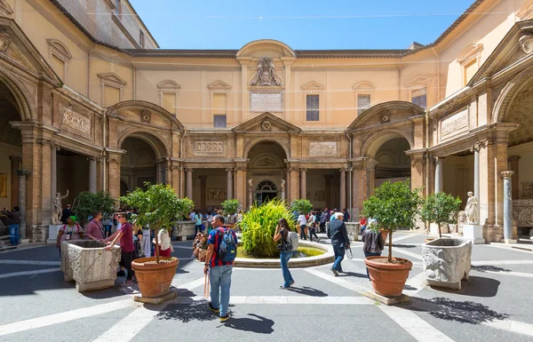 Toeristen bezoeken het Vaticaanse museum — Stockfoto