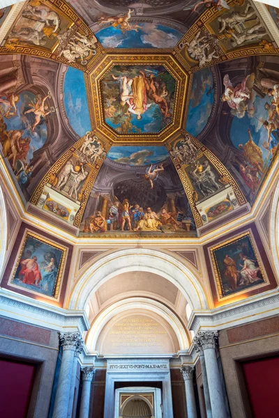 O teto em uma das galerias dos Museus do Vaticano — Fotografia de Stock