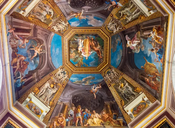 Het plafond in één van de galerijen van de Vaticaanse musea — Stockfoto