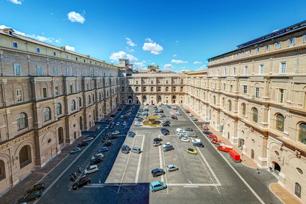 Vatican Museums, one of the courtyards — Stock Photo, Image