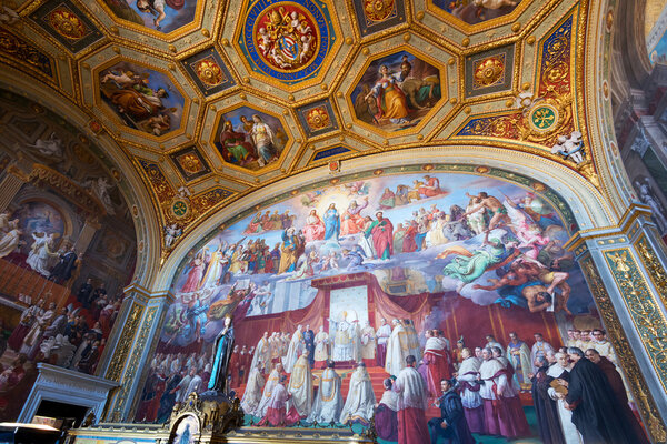Роскошный интерьер одного из залов Ватиканского музея
