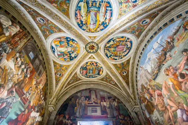 A Sala do Fogo no Borgo no Museu do Vaticano — Fotografia de Stock