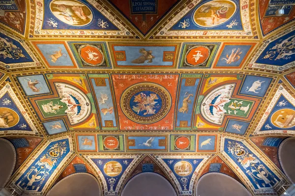 Το ανώτατο όριο σε ένα από τα δωμάτια στο Μουσείο του Βατικανού — Φωτογραφία Αρχείου