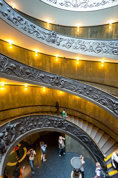 Escalera de caracol con hermosos rieles en el Museo Vaticano — Foto de Stock