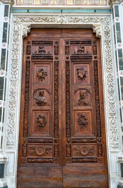 Вход в базилику Санта-Кроче во Флоренции — стоковое фото