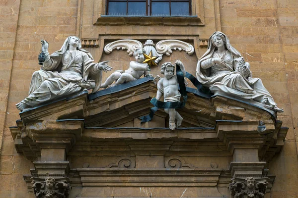 La décoration sculpturale de la vieille maison de Florence — Photo