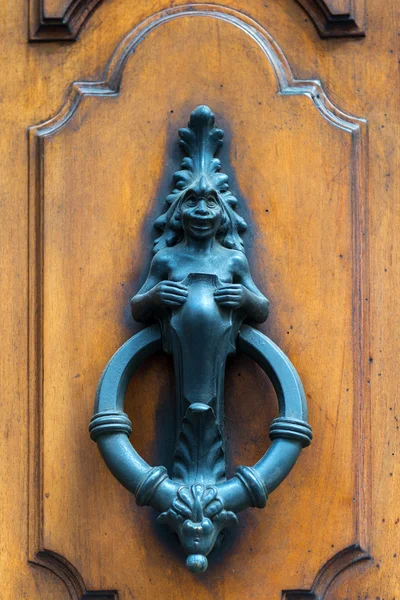 Старинный дверной стук в деревянную дверь во Флоренции — стоковое фото