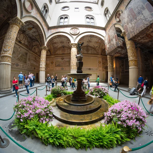 Reich verzierter Innenhof im Palazzo Vecchio in Florenz — Stockfoto