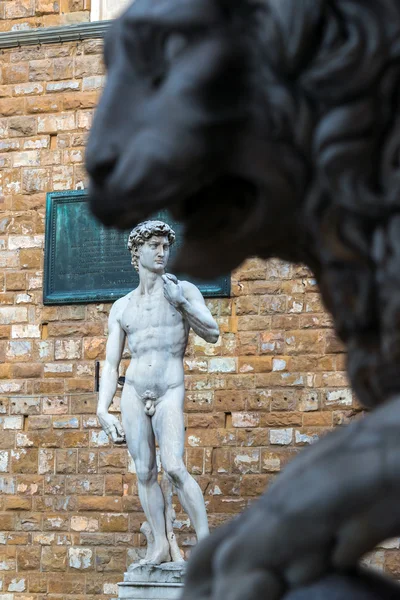 Statue of Michelangelo's David in front of the Palazzo Vecchio i — Stock Photo, Image