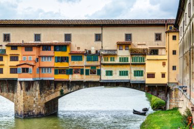 Floransa 'da Arno nehri üzerinde Ponte Vecchio