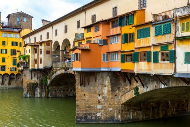 Ponte Vecchio, İtalya, Floransa 'daki Arno nehri üzerinde.