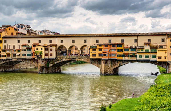 Ponte Vecchio over de rivier de Arno in Florence, Italië — Stockfoto