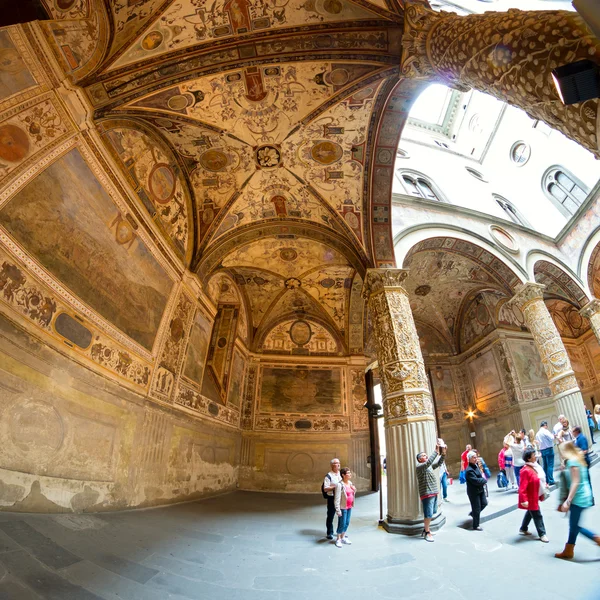 Kwiecisty dziedzińcu palazzo vecchio we Florencji, Włochy — Zdjęcie stockowe