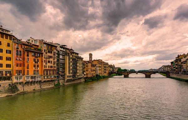 Uitzicht op de oever van de rivier de Arno in Florence — Stockfoto