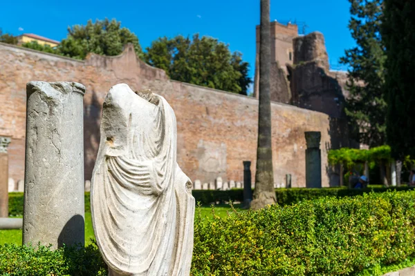Antyczny posąg. ruin łaźni Dioklecjana w Rzymie — Zdjęcie stockowe