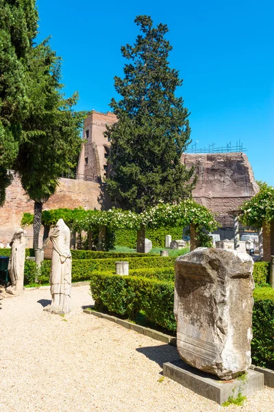 Beau jardin dans les anciens thermes de Dioclétien à Rome — Photo