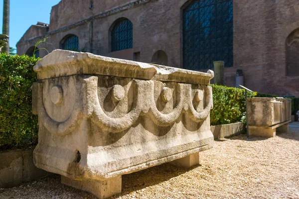Ancienne pierre sarcophage dans les ruines des thermes de Dioclétie — Photo