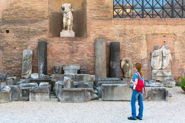 Joven turista mira las ruinas de las Termas de Diocleti —  Fotos de Stock