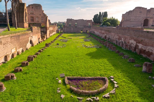 Visa av stadionen av Domitianus på kullen Palatinen i Rom — Stockfoto