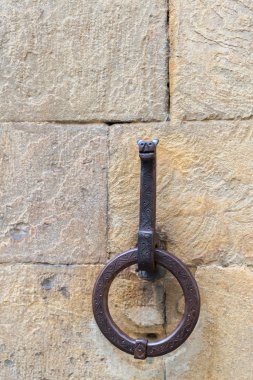 Bir evde duvara bir hayvan şeklinde Ortaçağ yüzük