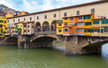 Floransa 'da Arno nehri üzerinde Ponte Vecchio