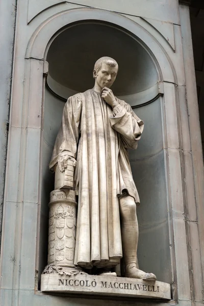 Niccolo Machiavelli heykel Uffizi Galler avlusunda — Stok fotoğraf