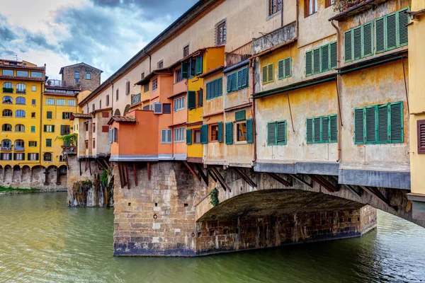 Ponte Vecchio sobre o rio Arno em Florença — Fotografia de Stock