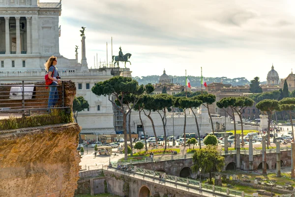 Genç kadın turist Trajan Forumu ve Piazza bakar — Stok fotoğraf