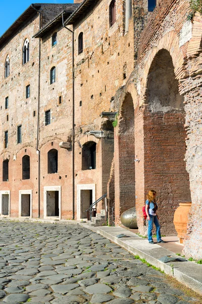 Mladá žena turistické návštěvy trh Trajan v Římě — Stock fotografie