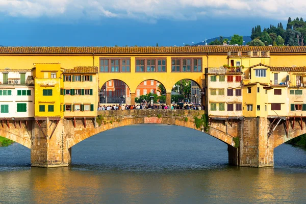 Ponte Vecchio over de rivier de Arno in Florence — Stockfoto