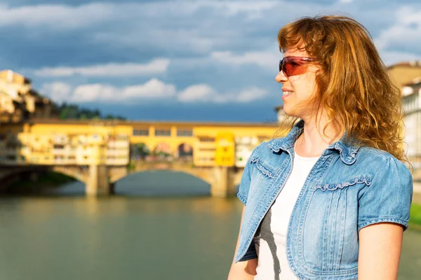 Junge Touristin auf dem Hintergrund des Ponte Vecchio in — Stockfoto