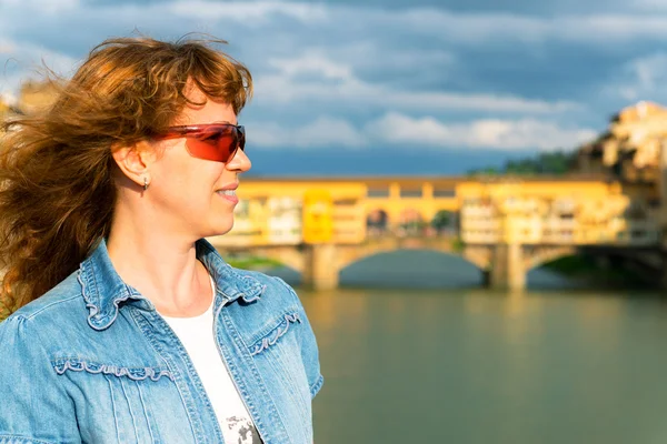 Ung kvinnlig turist på bakgrund av ponte vecchio i f — Stockfoto